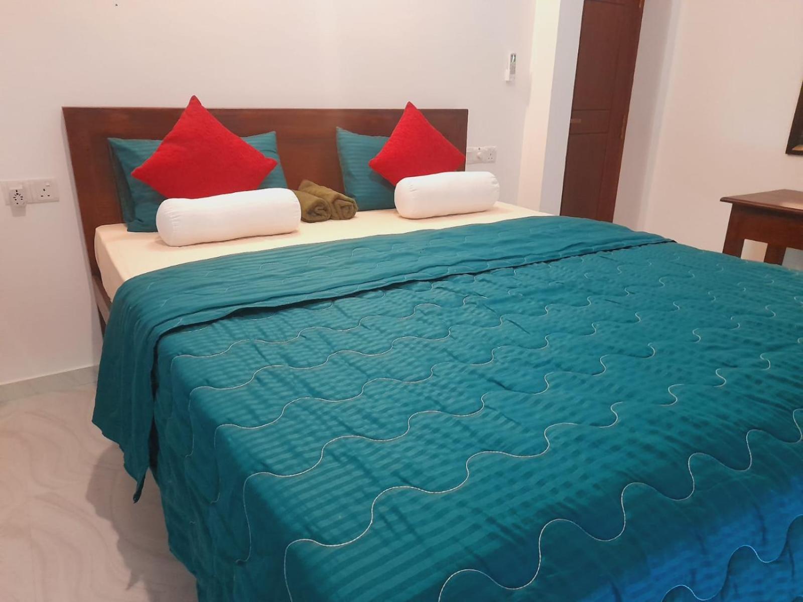 Blue Whales Hotel ฮิกคาดูวา ภายนอก รูปภาพ